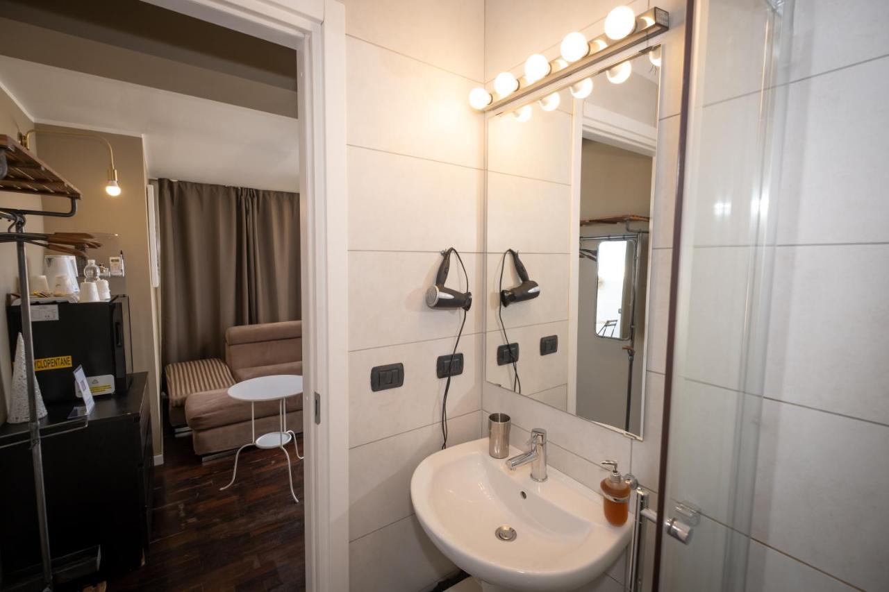 Cconforthotels R&B Cavour - Self Check In Барі Екстер'єр фото