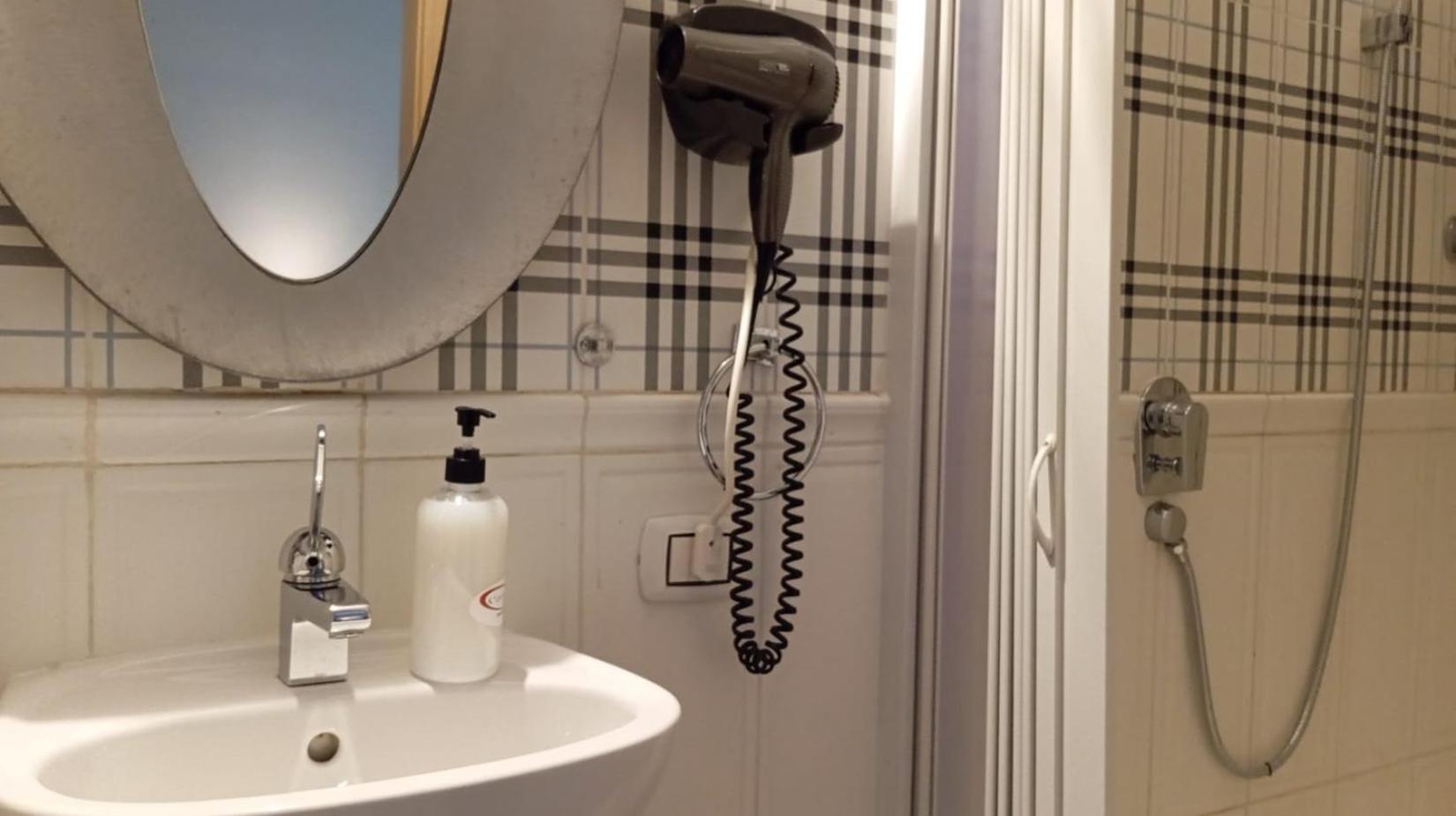Cconforthotels R&B Cavour - Self Check In Барі Номер фото